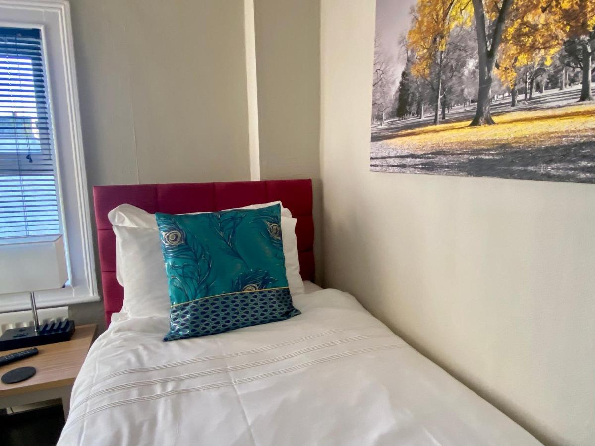 Convenient Contractor Stay Free Parking Walk To Weatherspoons Bedford Buitenkant foto
